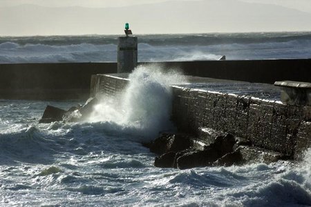 Klublid Elba Tredoux se wenfoto met haar “Stormweer”-foto by Gansbaai hawe